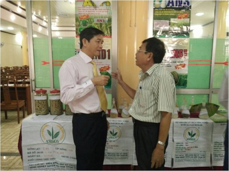 ĐC Trần Châu - PCT UBND tỉnh thăm gian hàng của Viện tại HNTK 05 năm hoạt động KHCN tỉnh Bình Định